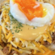 三色チーズ牛丼の特盛りに温玉付き　一回